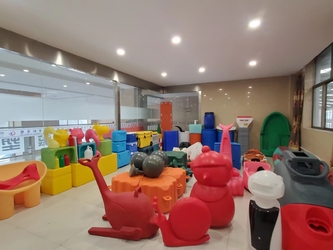 Changzhou Yingchuang Rotomolding Equipment Co,. Ltd productielijn van de fabrikant